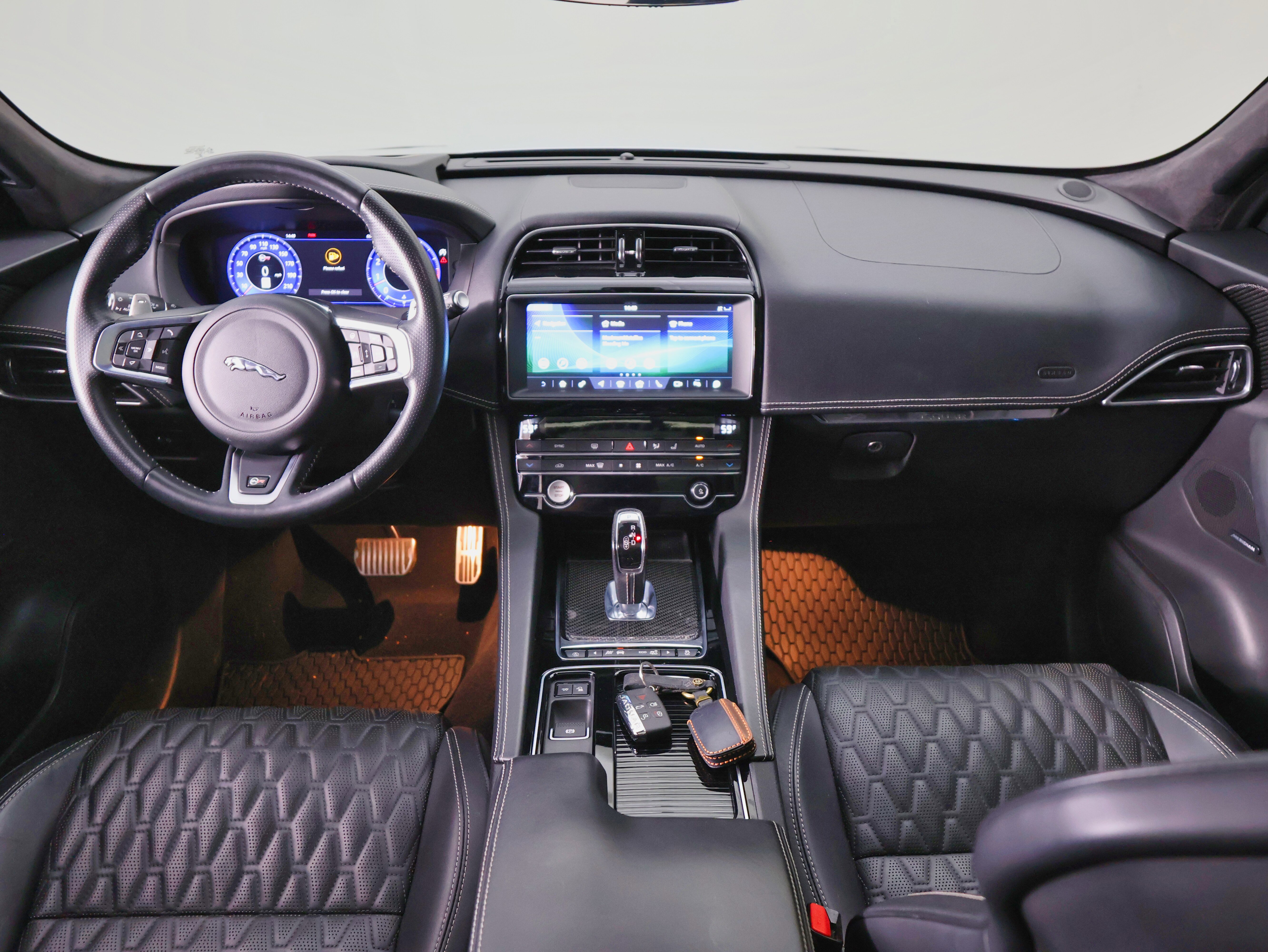 Used 2020 Jaguar F-PACE SVR image 31