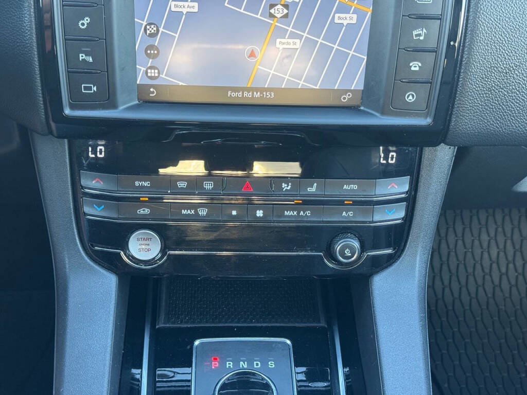 Used 2018 Jaguar F-PACE Premium image 14