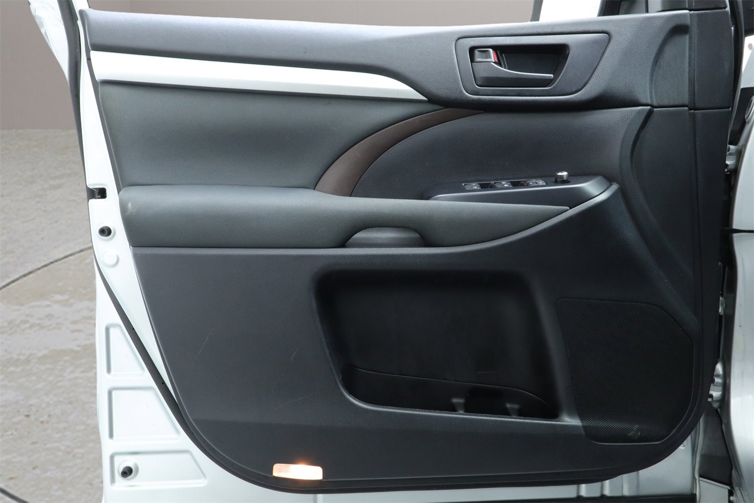 Used 2018 Toyota Highlander LE image 33