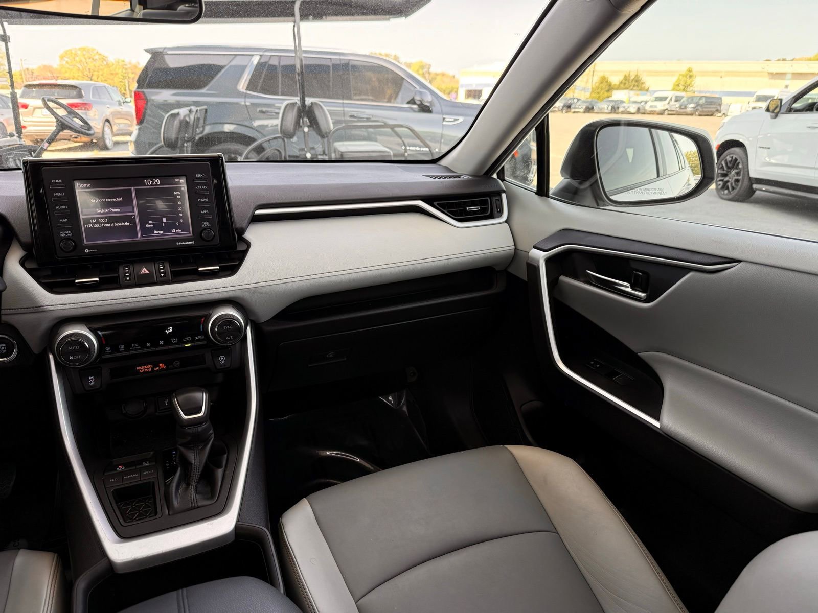 Used 2022 Toyota RAV4 XLE Premium image 27