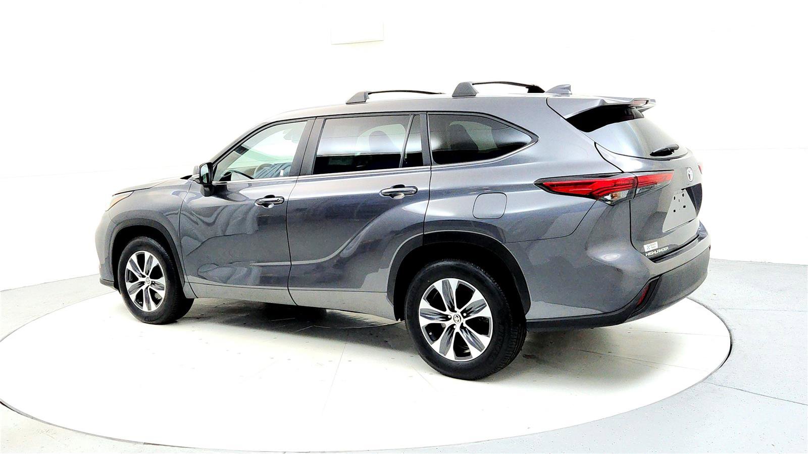 Certified 2023 Toyota Highlander XLE image 4