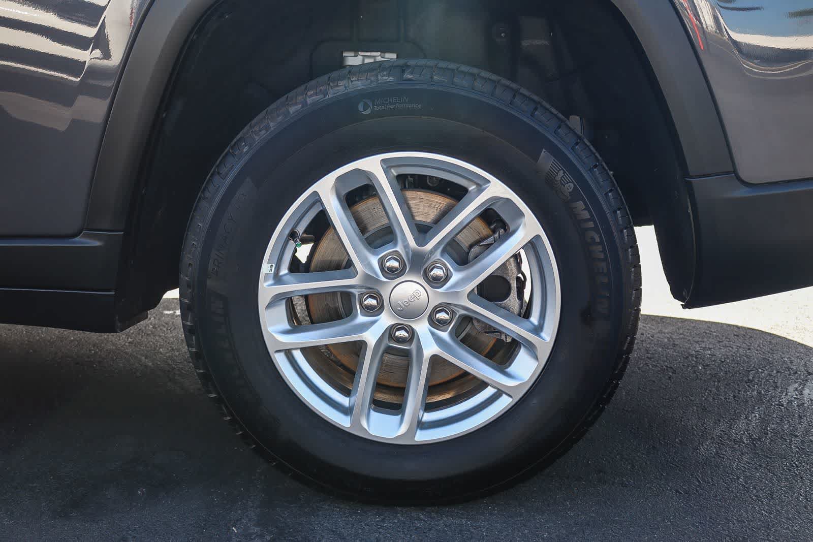 Used 2025 Jeep Grand Cherokee L Laredo RWD image 10