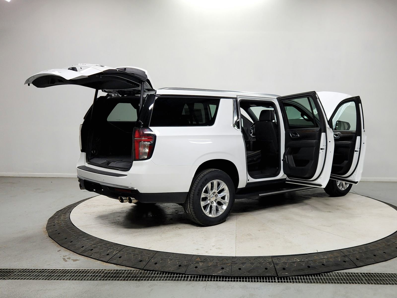 Used 2023 Chevrolet Suburban Premier image 15