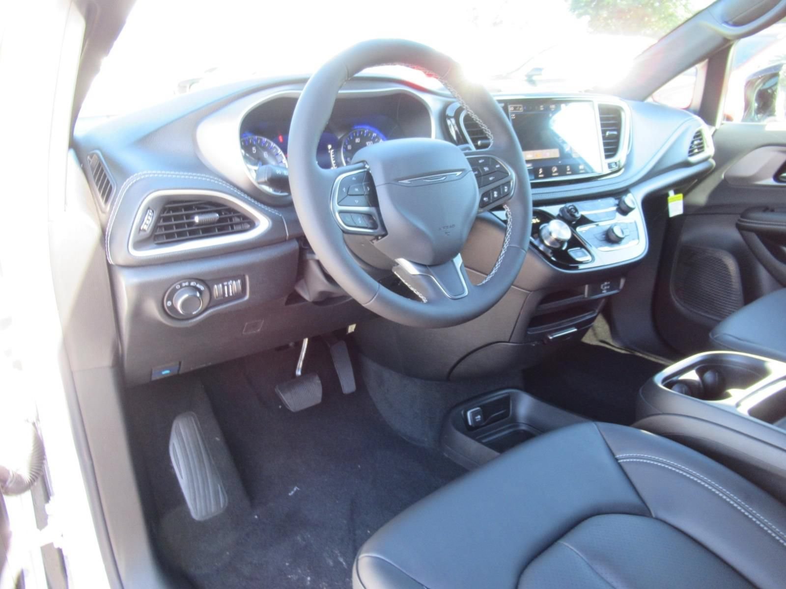 New 2027 Chrysler Pacifica Select FWD image 17