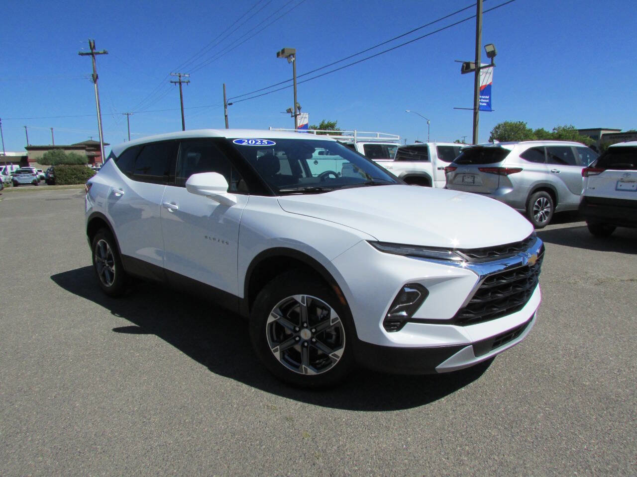 Used 2025 Chevrolet Blazer LT FWD image 2