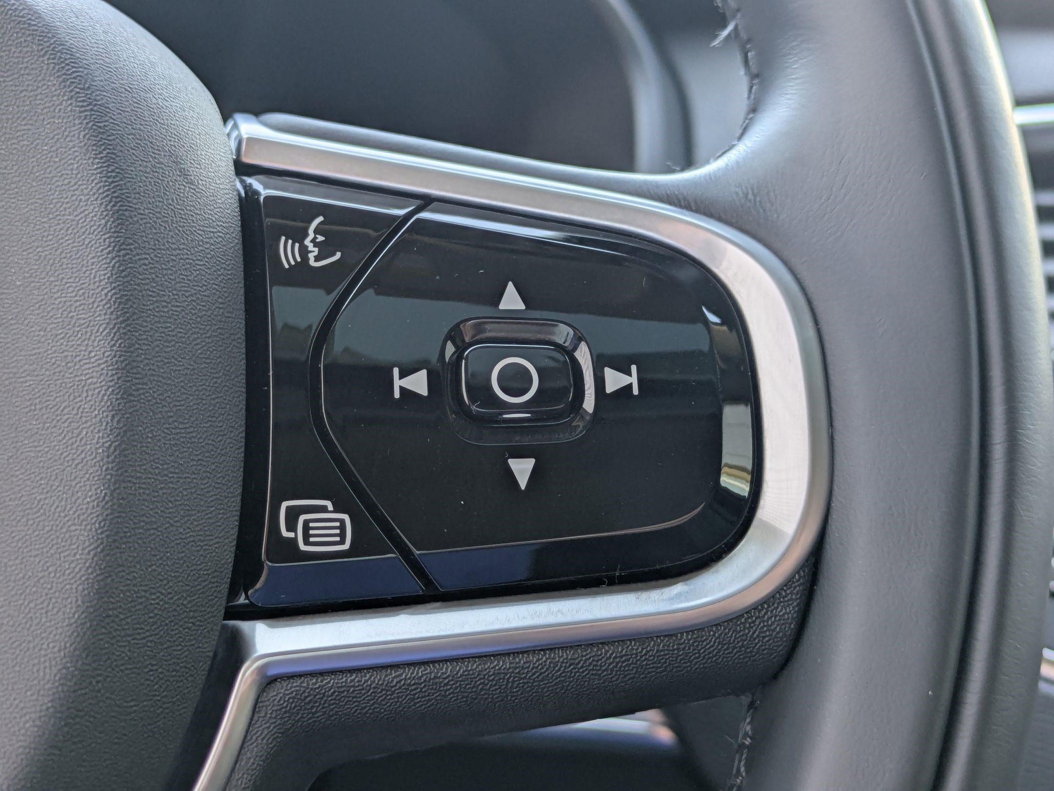 Used 2018 Volvo XC90 T5 Momentum w/ Convenience Package image 19