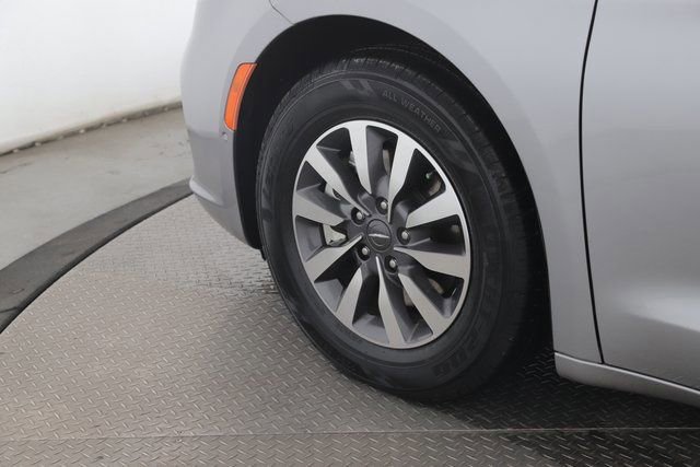 Used 2021 Chrysler Pacifica Touring-L image 13