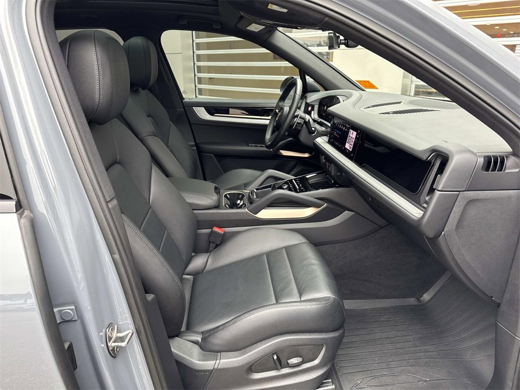Used 2024 Porsche Cayenne image 9