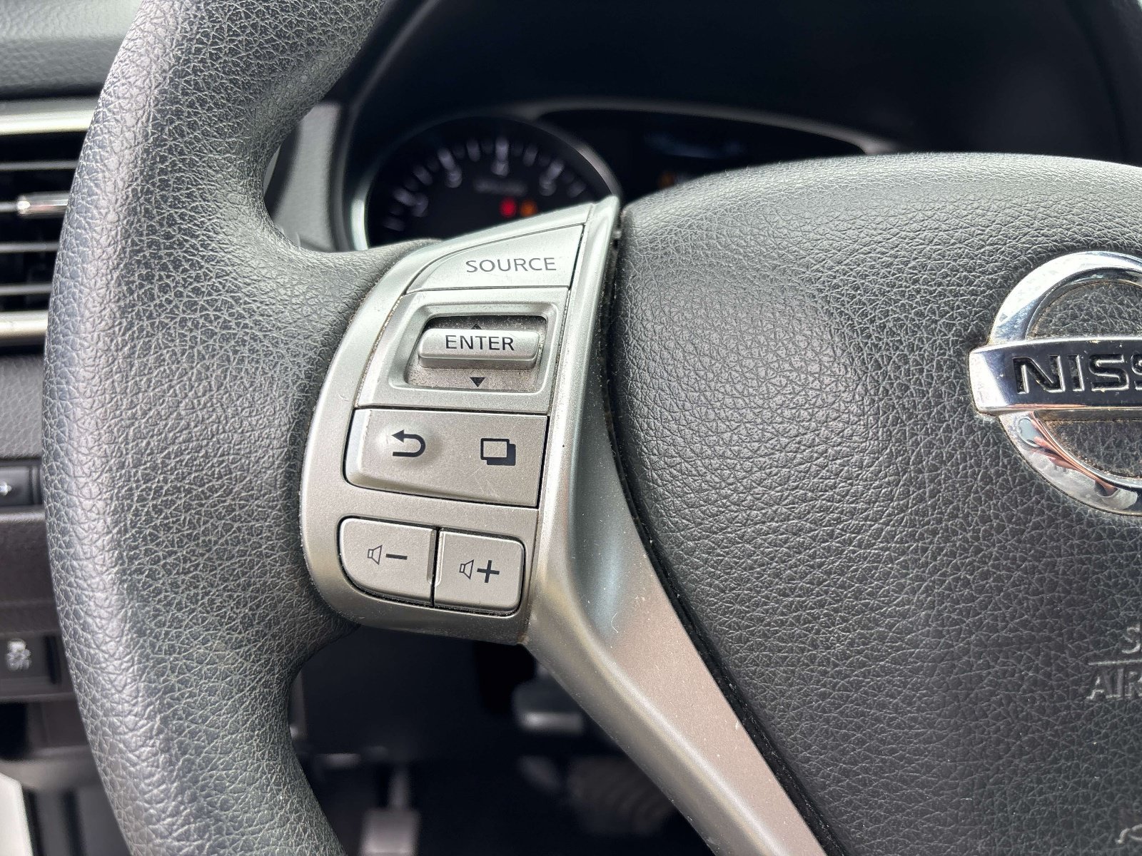 Used 2014 Nissan Rogue S FWD image 16