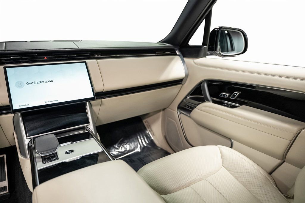Used 2025 Land Rover Range Rover SE image 38