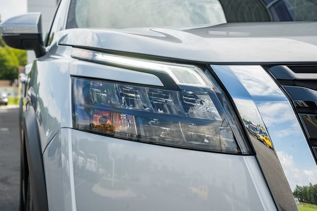 Used 2025 Nissan Pathfinder SV AWD/4WD image 16