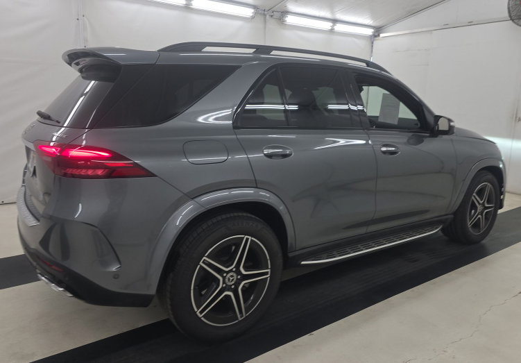 Used 2025 Mercedes-Benz GLE 450e 4MATIC w/ AMG Line Exterior image 3