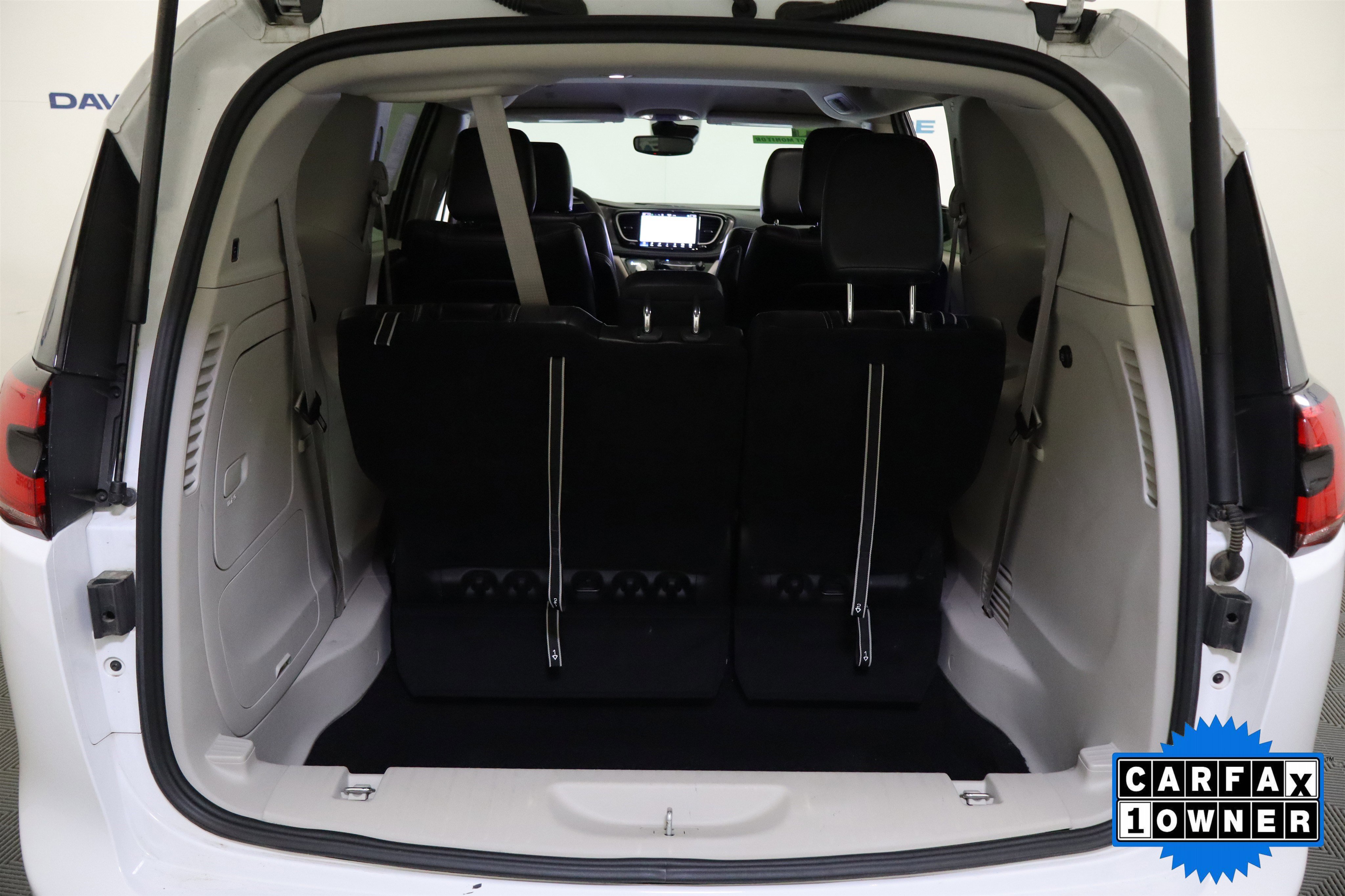 Used 2024 Chrysler Pacifica Select image 8