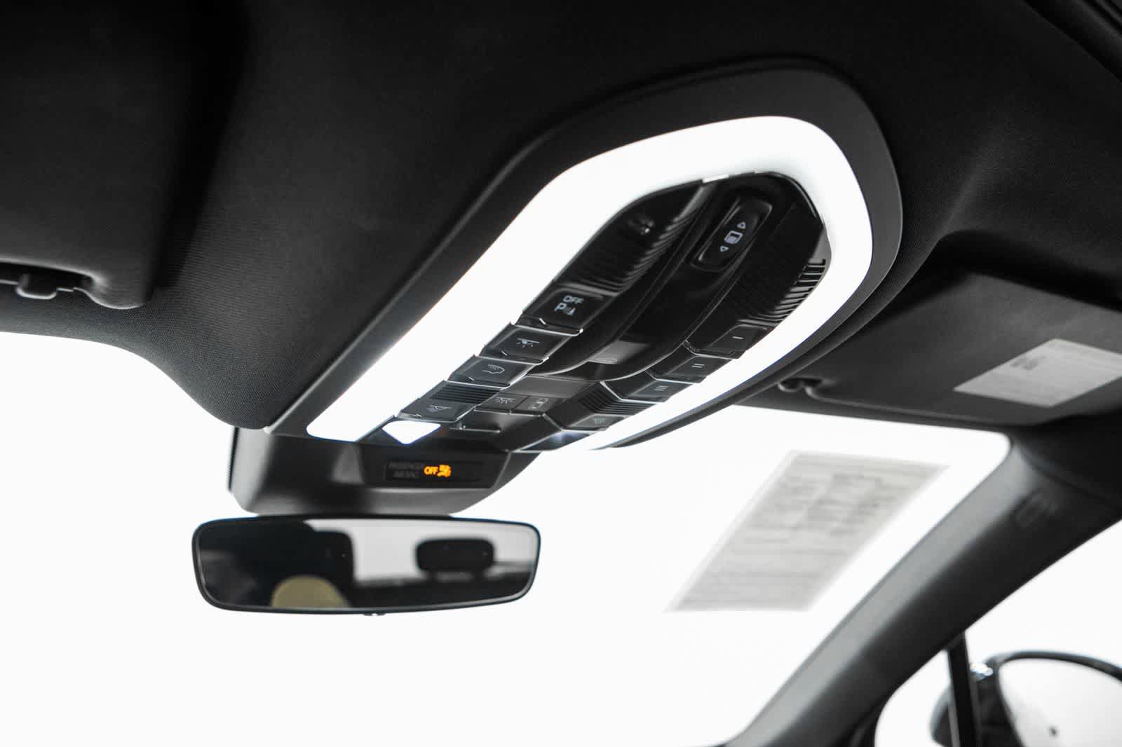Certified 2024 Porsche Macan AWD/4WD image 32
