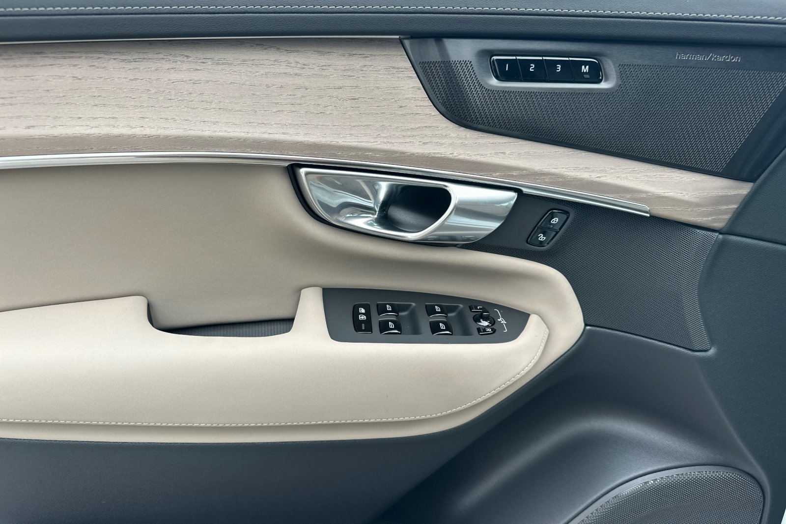 New 2026 Volvo XC90 B6 Plus image 9