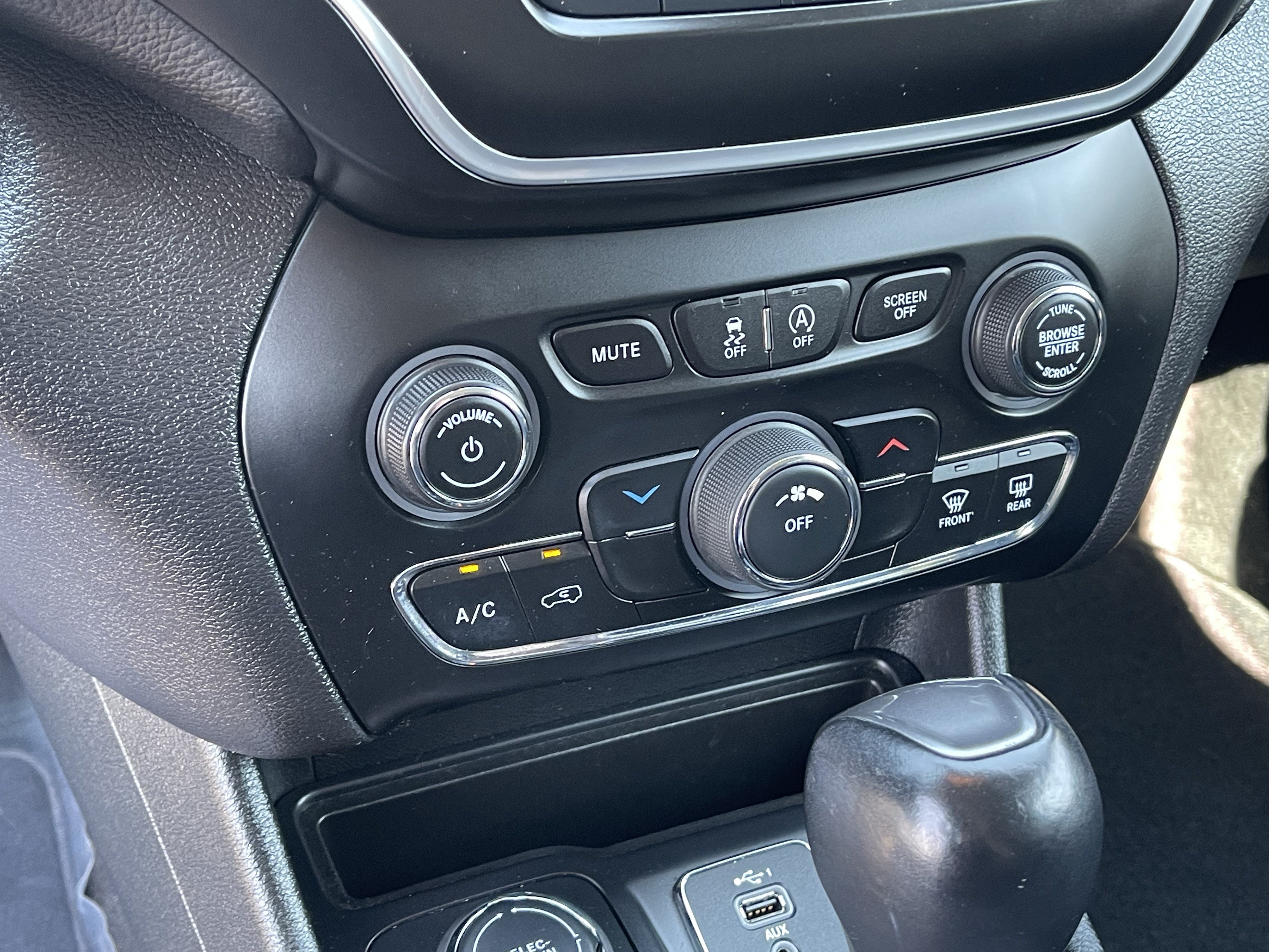 Used 2019 Jeep Cherokee Latitude Plus AWD/4WD image 25