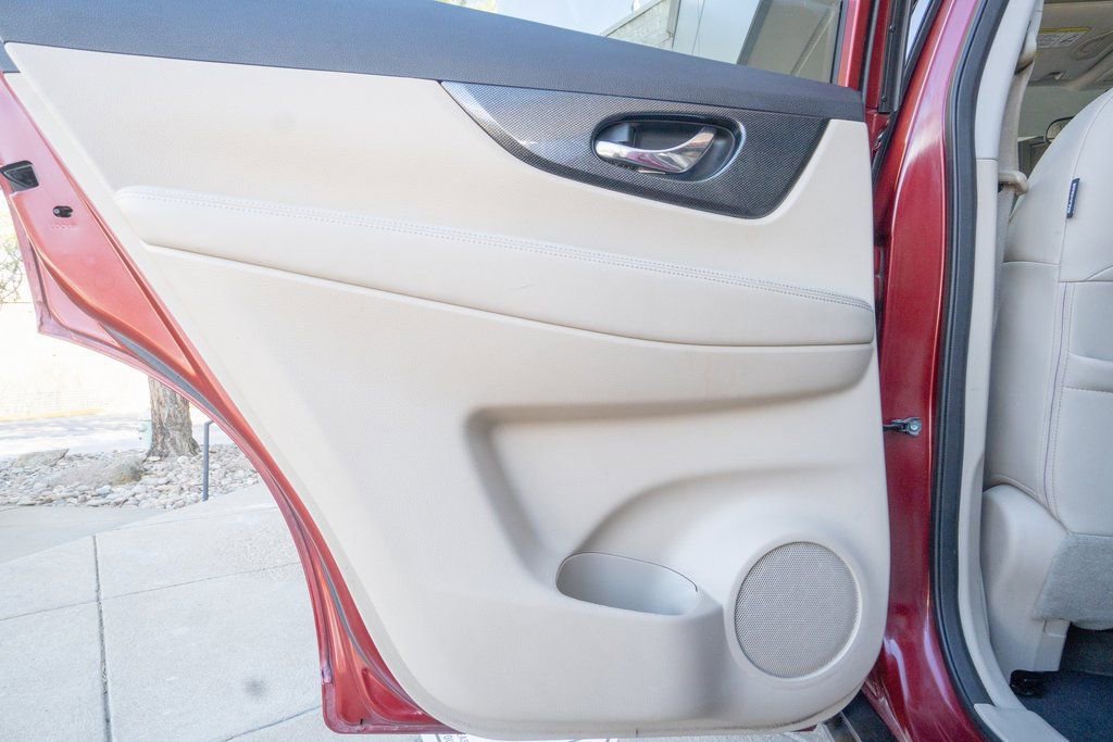 Used 2015 Nissan Rogue SL w/ SL Premium Package image 16