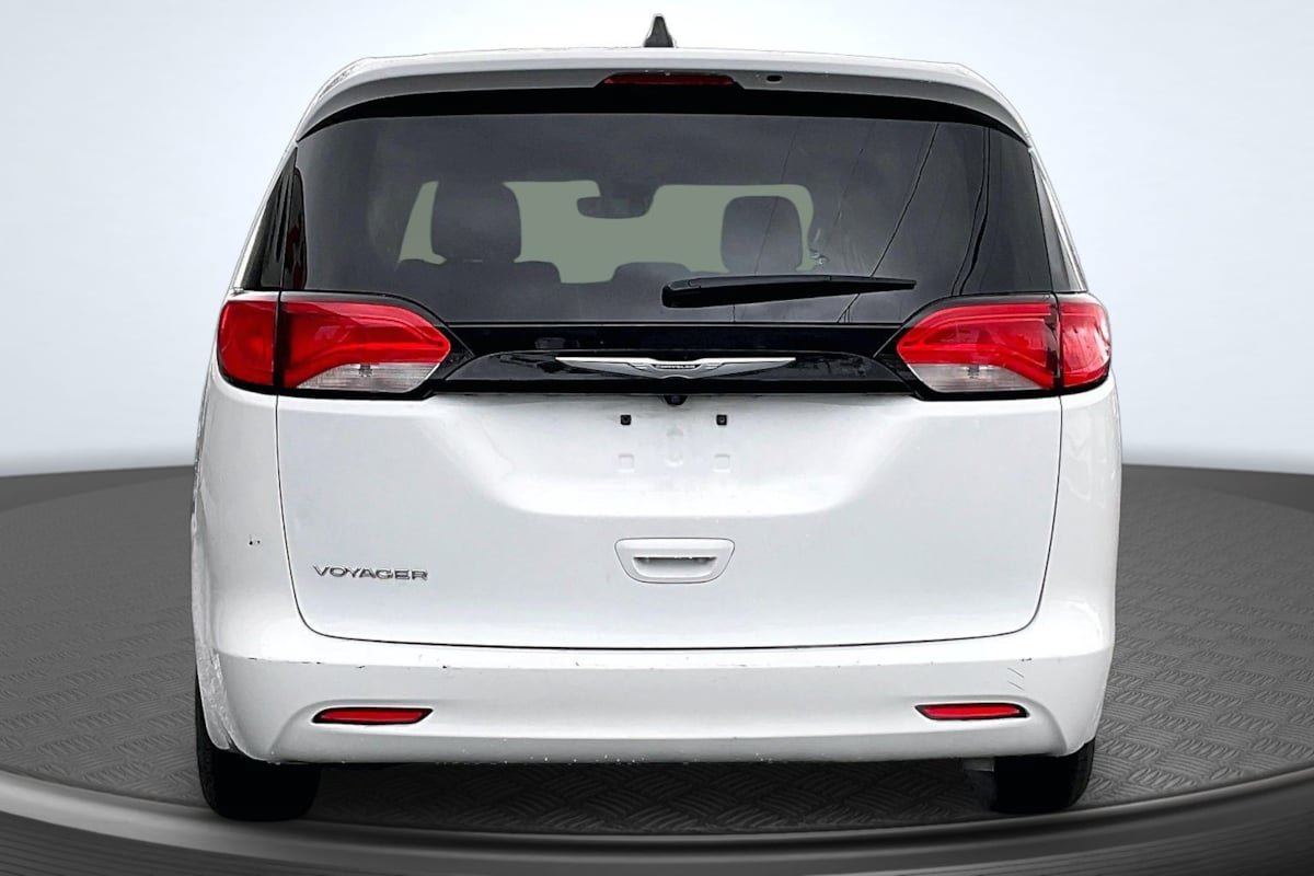 Used 2023 Chrysler Voyager LX FWD image 4