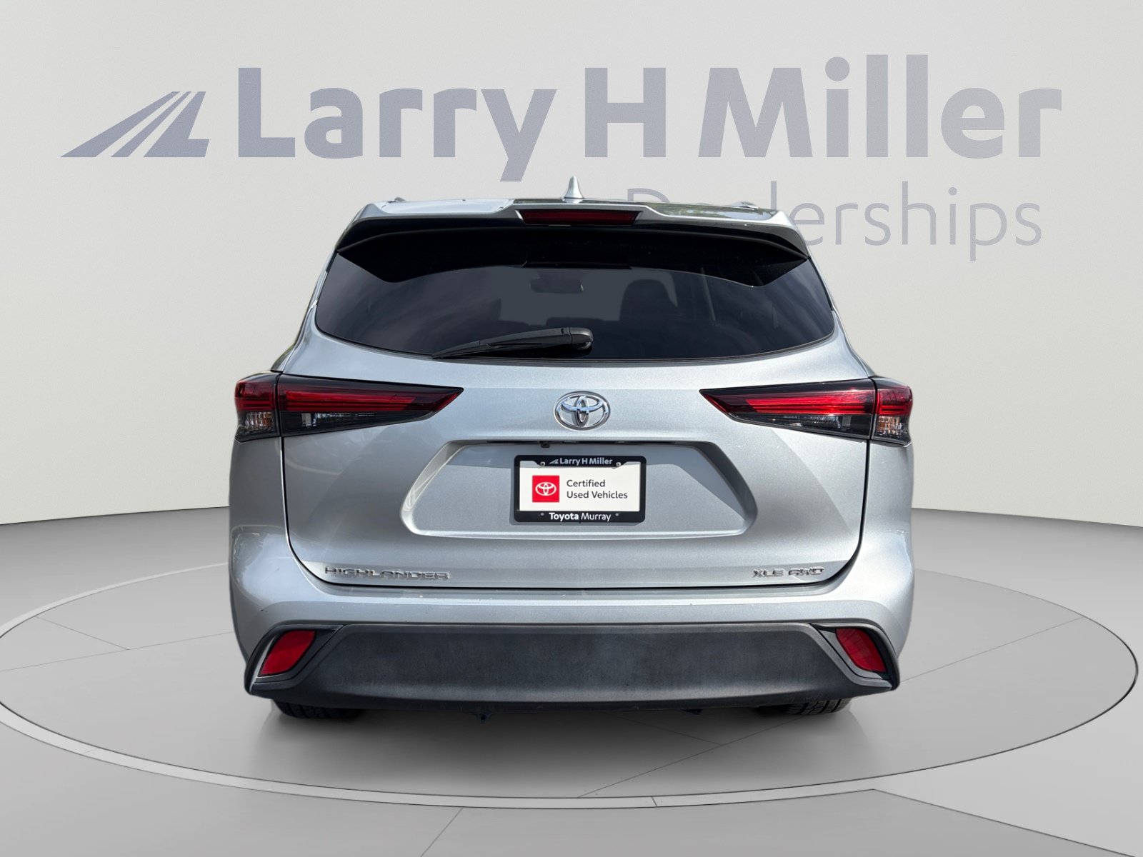 Used 2024 Toyota Highlander XLE AWD/4WD image 4