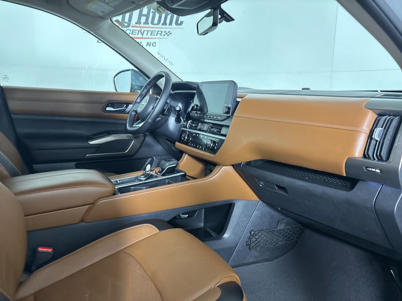 Used 2024 Nissan Pathfinder Platinum w/ Cargo Package image 31