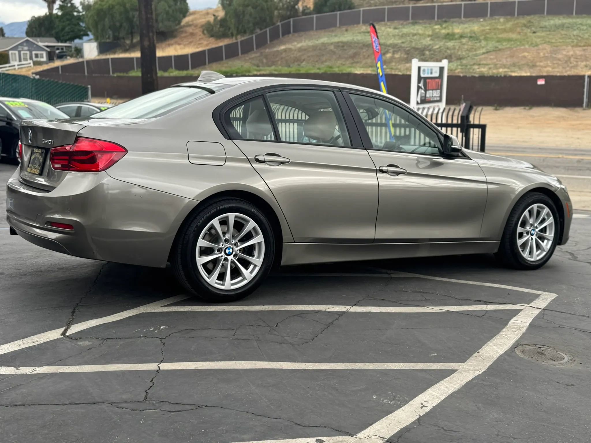 Used 2016 BMW 320i Sedan RWD image 4
