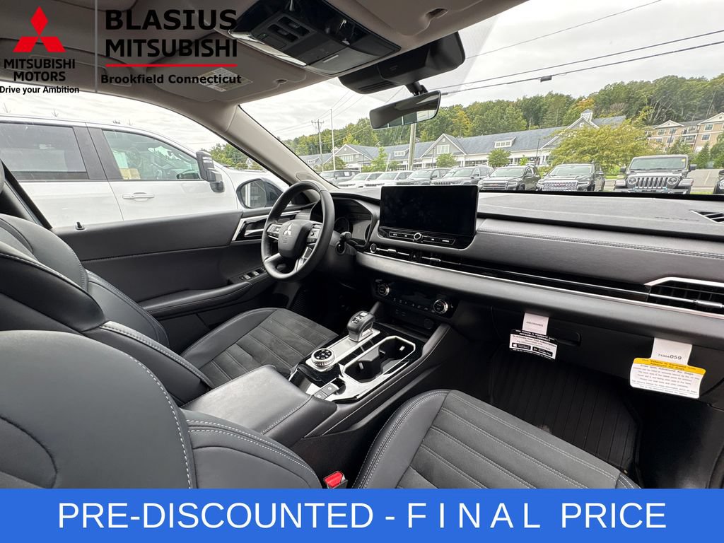 Used 2025 Mitsubishi Outlander AWD image 54