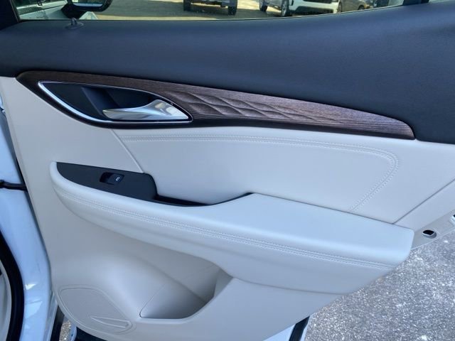 Used 2023 Buick Envision Avenir image 40