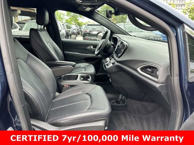 Used 2025 Chrysler Pacifica Select FWD image 11