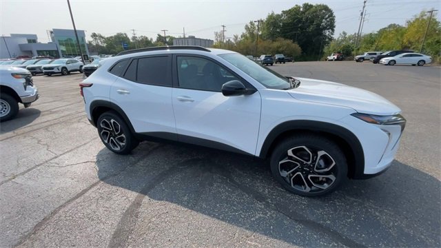 New 2025 Chevrolet Trax RS w/ Sunroof Package image 3