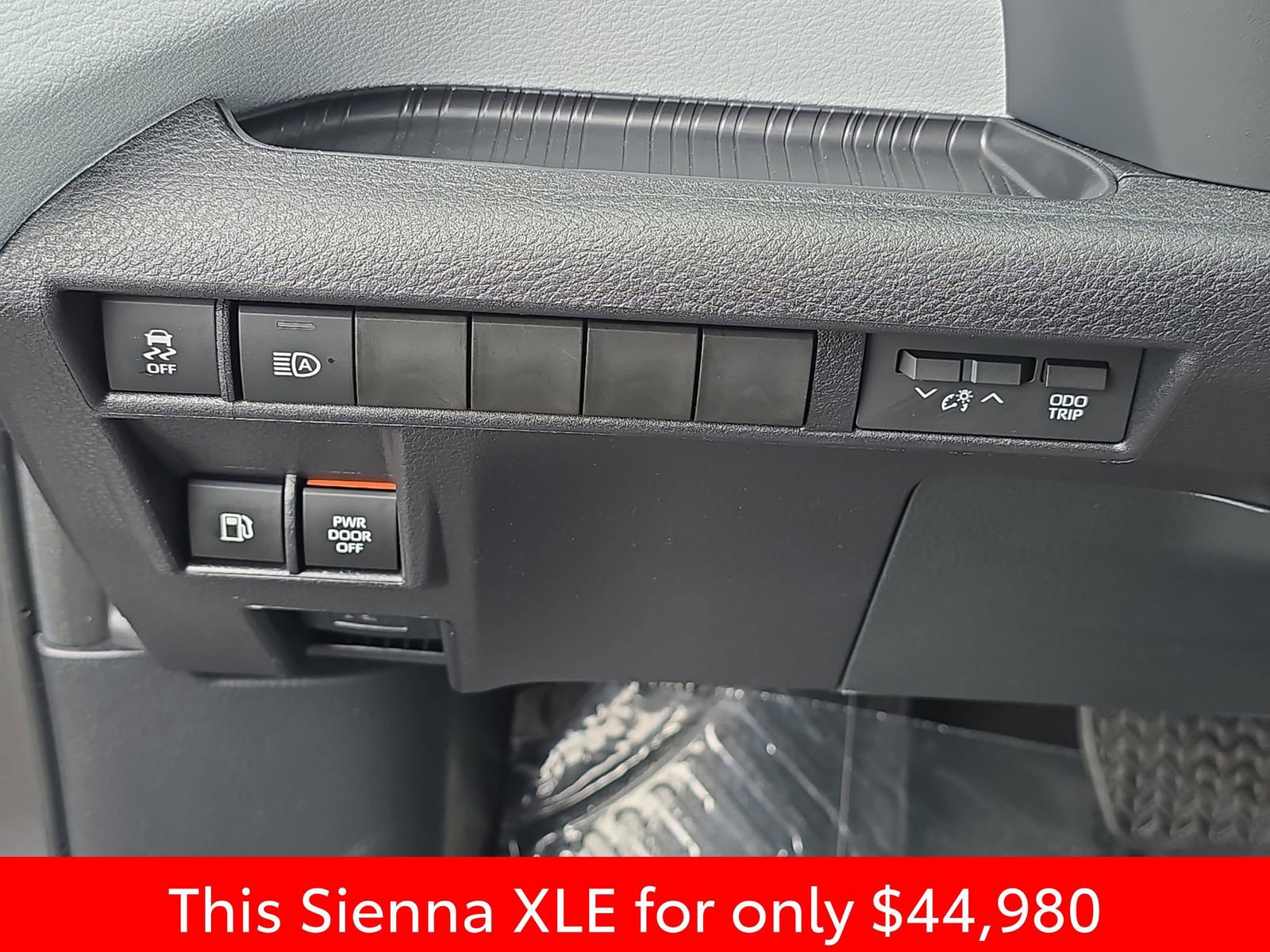 Used 2025 Toyota Sienna XLE image 34
