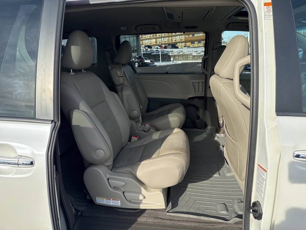 Used 2016 Toyota Sienna XLE Premium image 6
