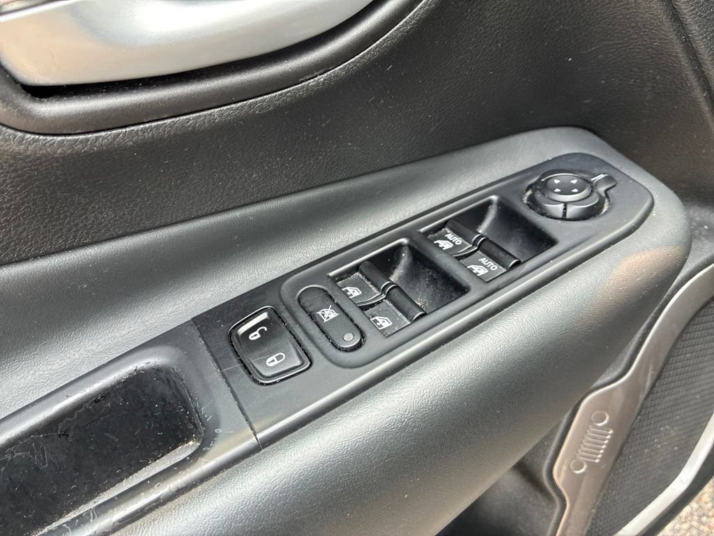 Used 2023 Jeep Renegade Latitude AWD/4WD image 13