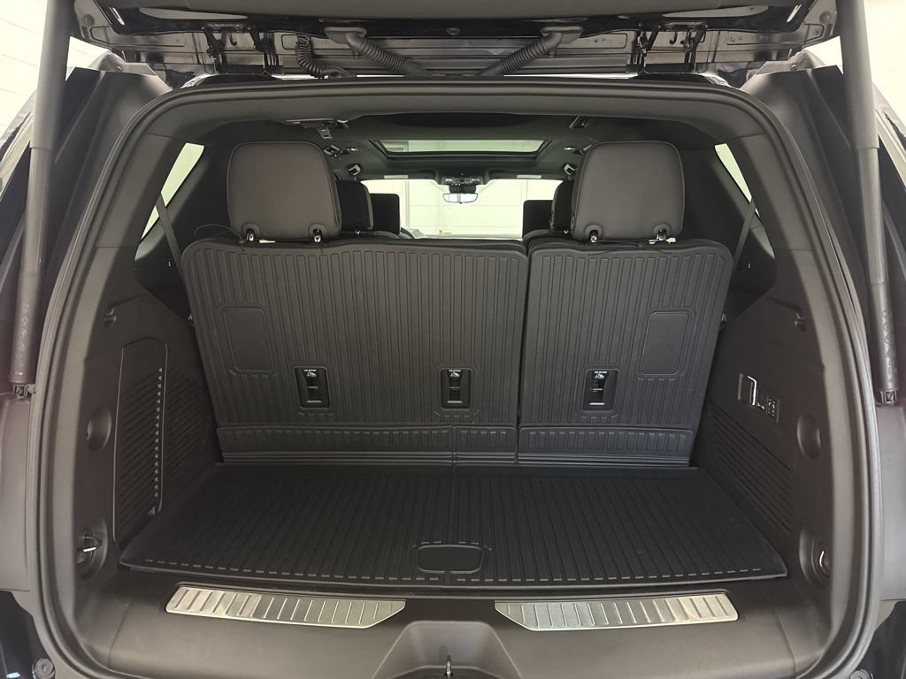 Used 2025 Chevrolet Tahoe Premier AWD/4WD image 22