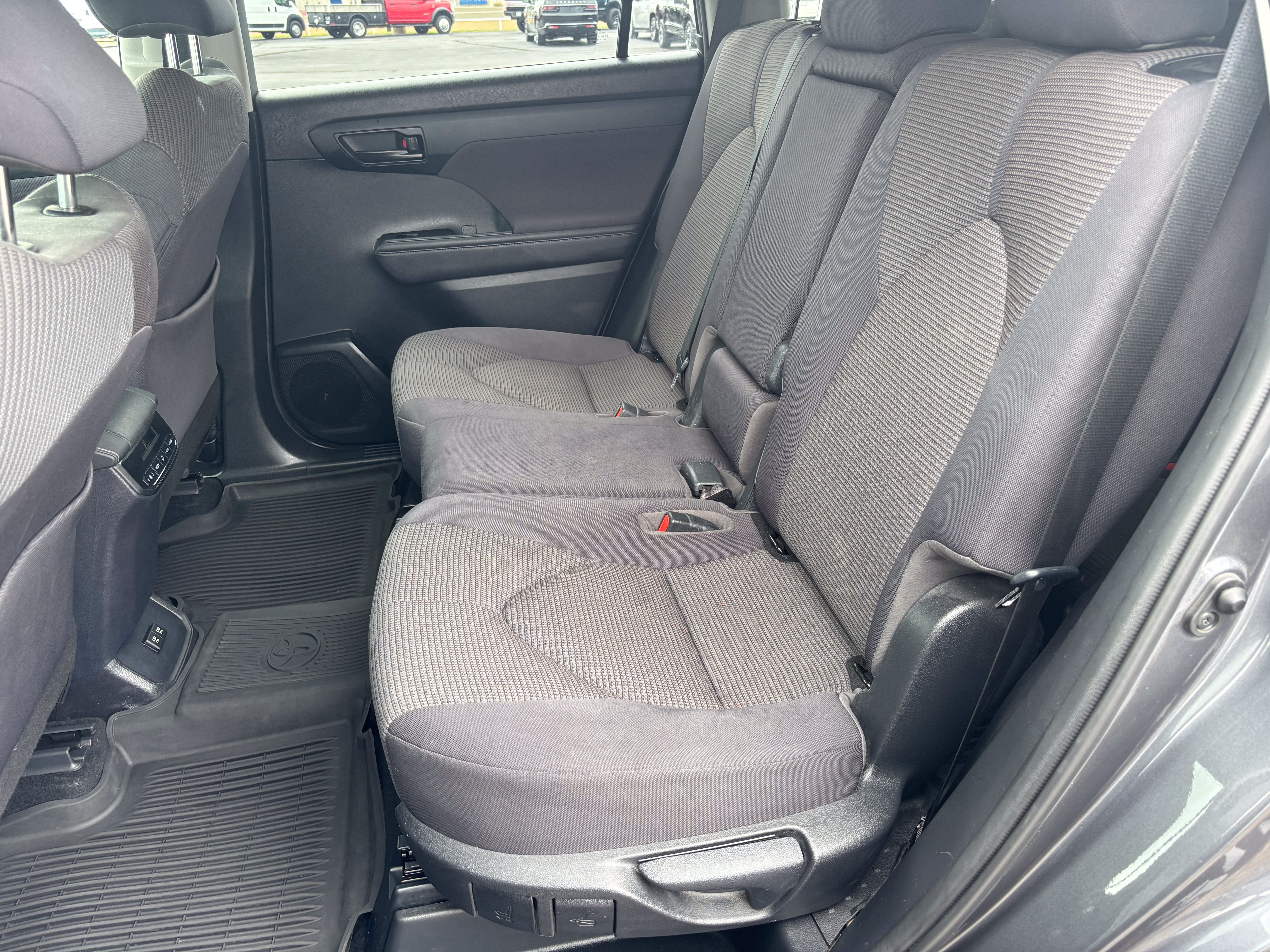 Used 2020 Toyota Highlander L FWD image 22