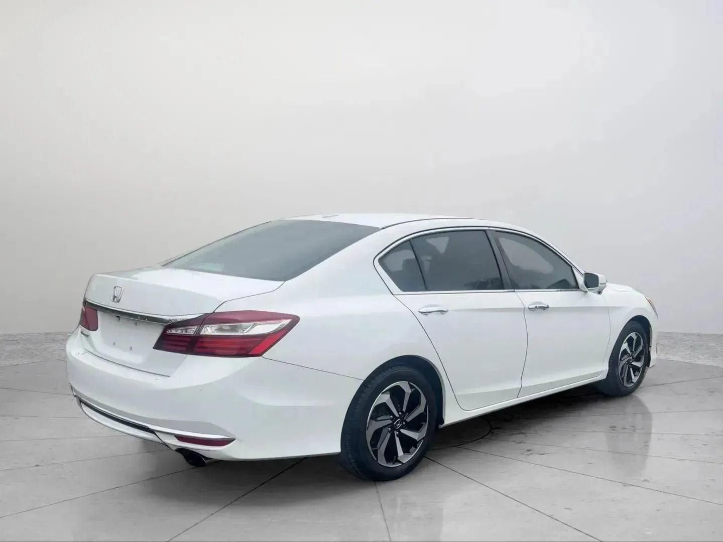 Used 2017 Honda Accord EX-L image 5