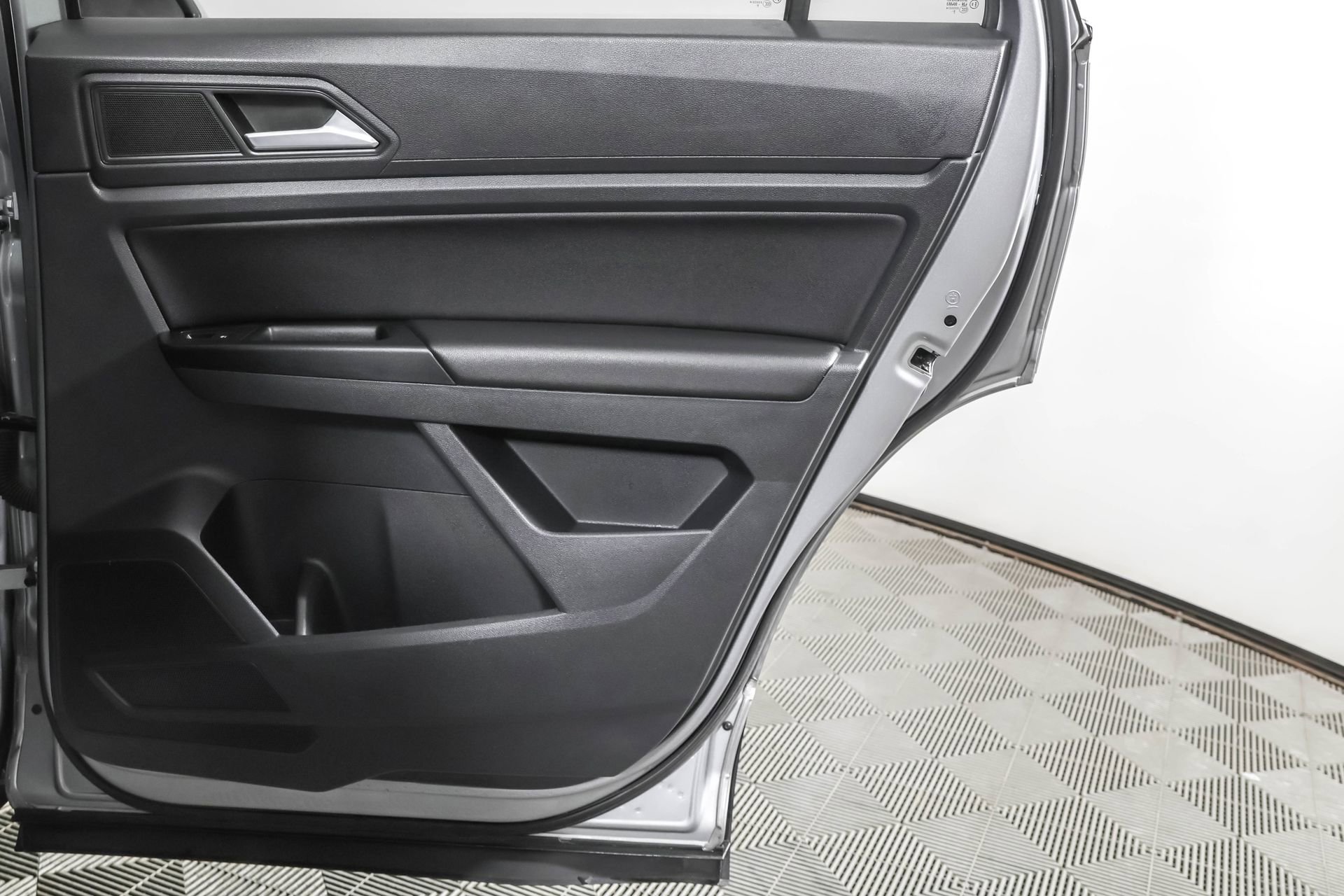 Used 2020 Volkswagen Atlas Cross Sport SE w/ Panoramic Sunroof Package image 42