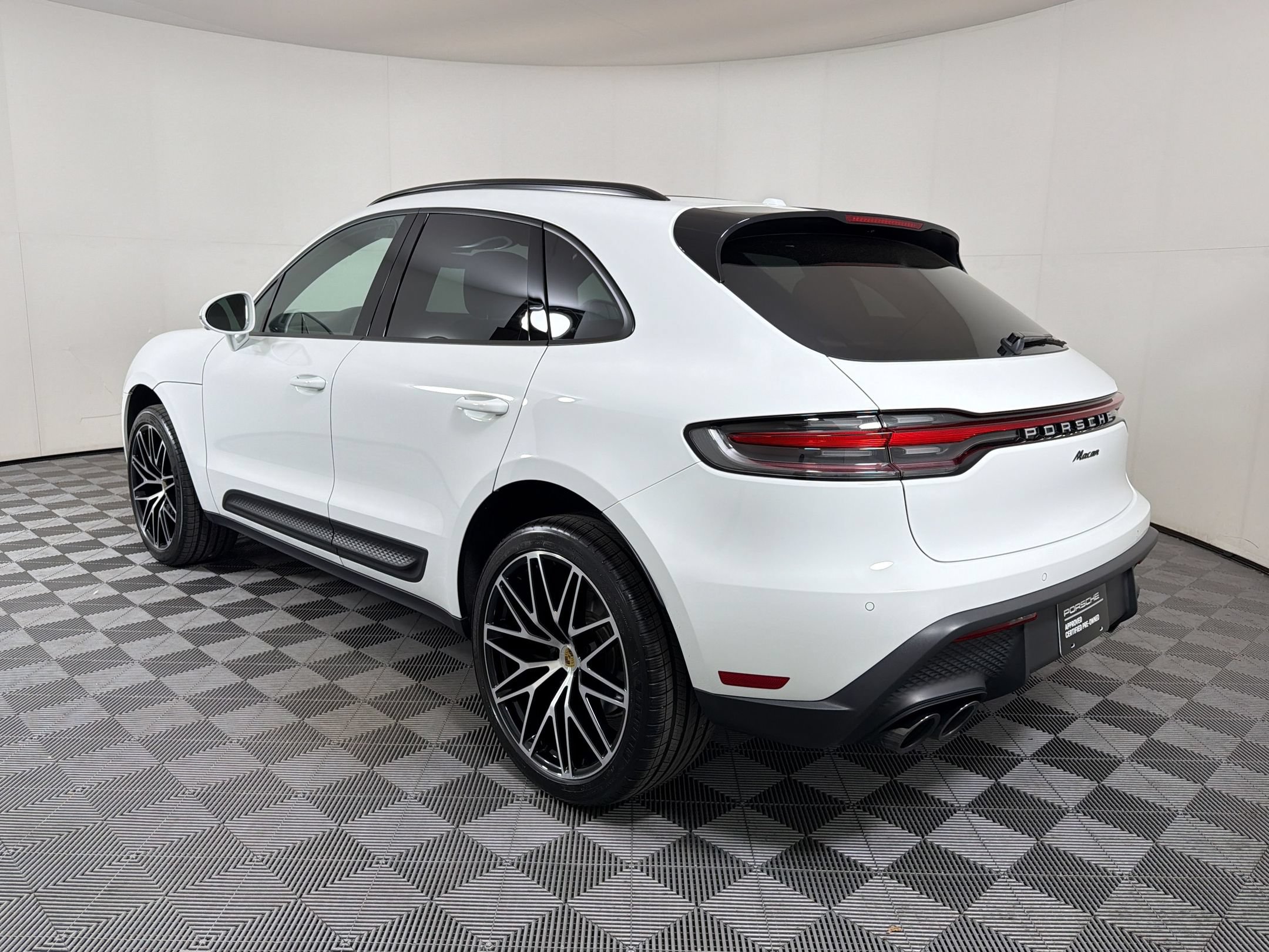 Certified 2026 Porsche Macan AWD/4WD image 3