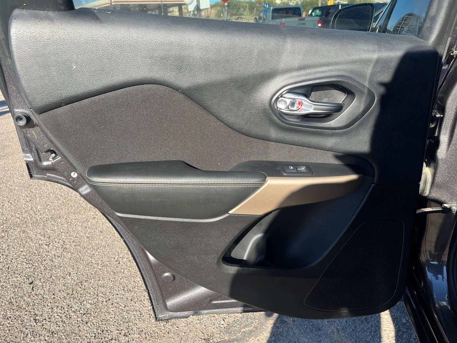 Used 2018 Jeep Cherokee Latitude image 16