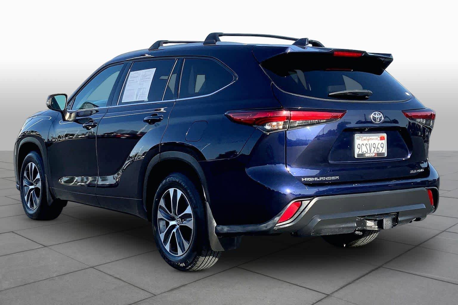 Used 2022 Toyota Highlander XLE AWD/4WD image 11