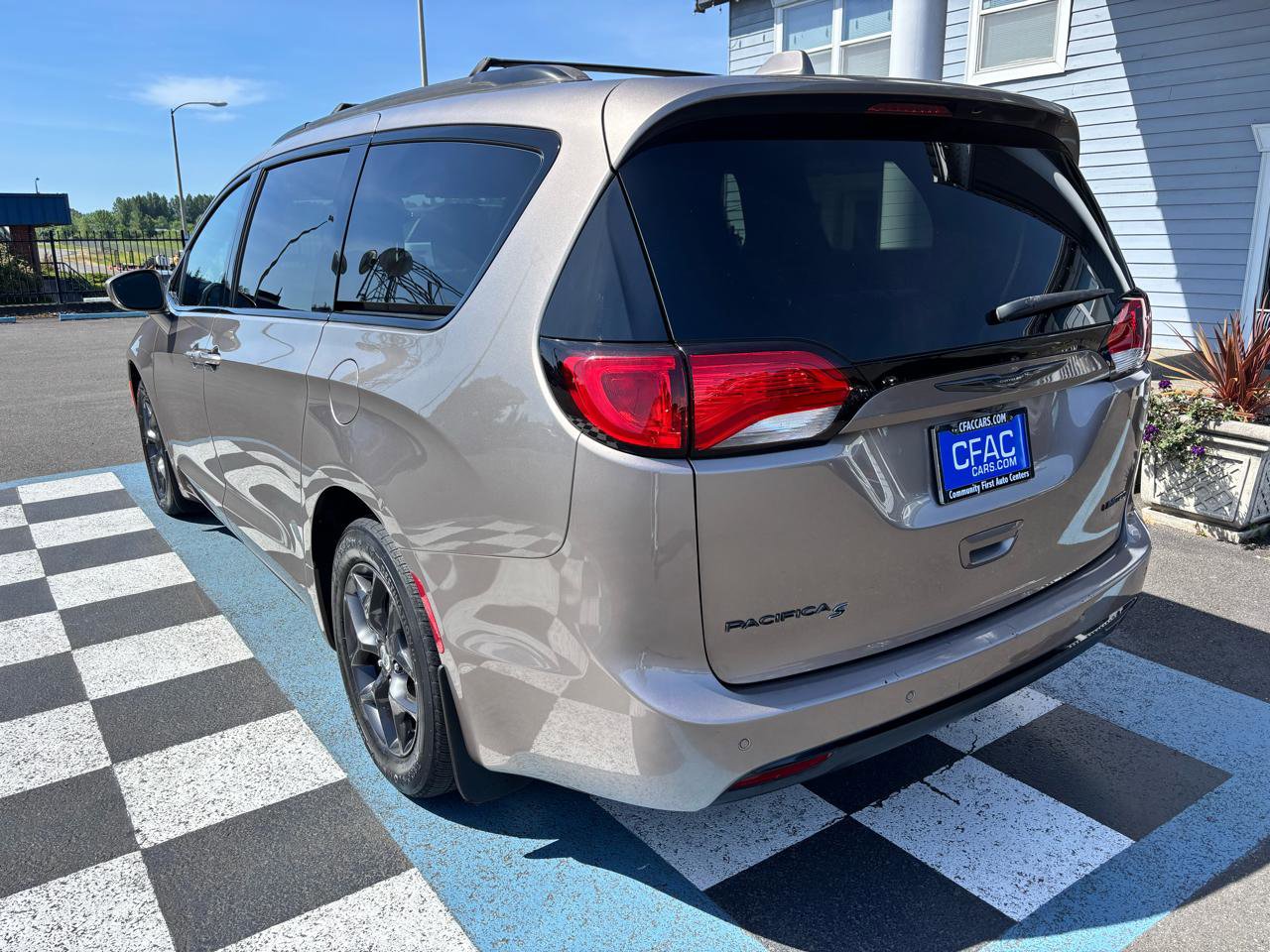 Used 2018 Chrysler Pacifica Limited FWD image 3