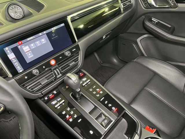 Certified 2025 Porsche Macan AWD/4WD image 34