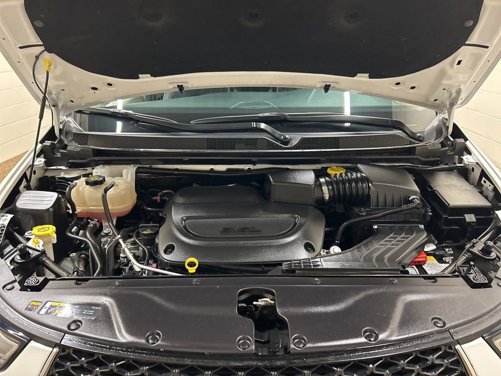 Used 2024 Chrysler Pacifica Limited w/ Uconnect Theater Family Group FWD image 14