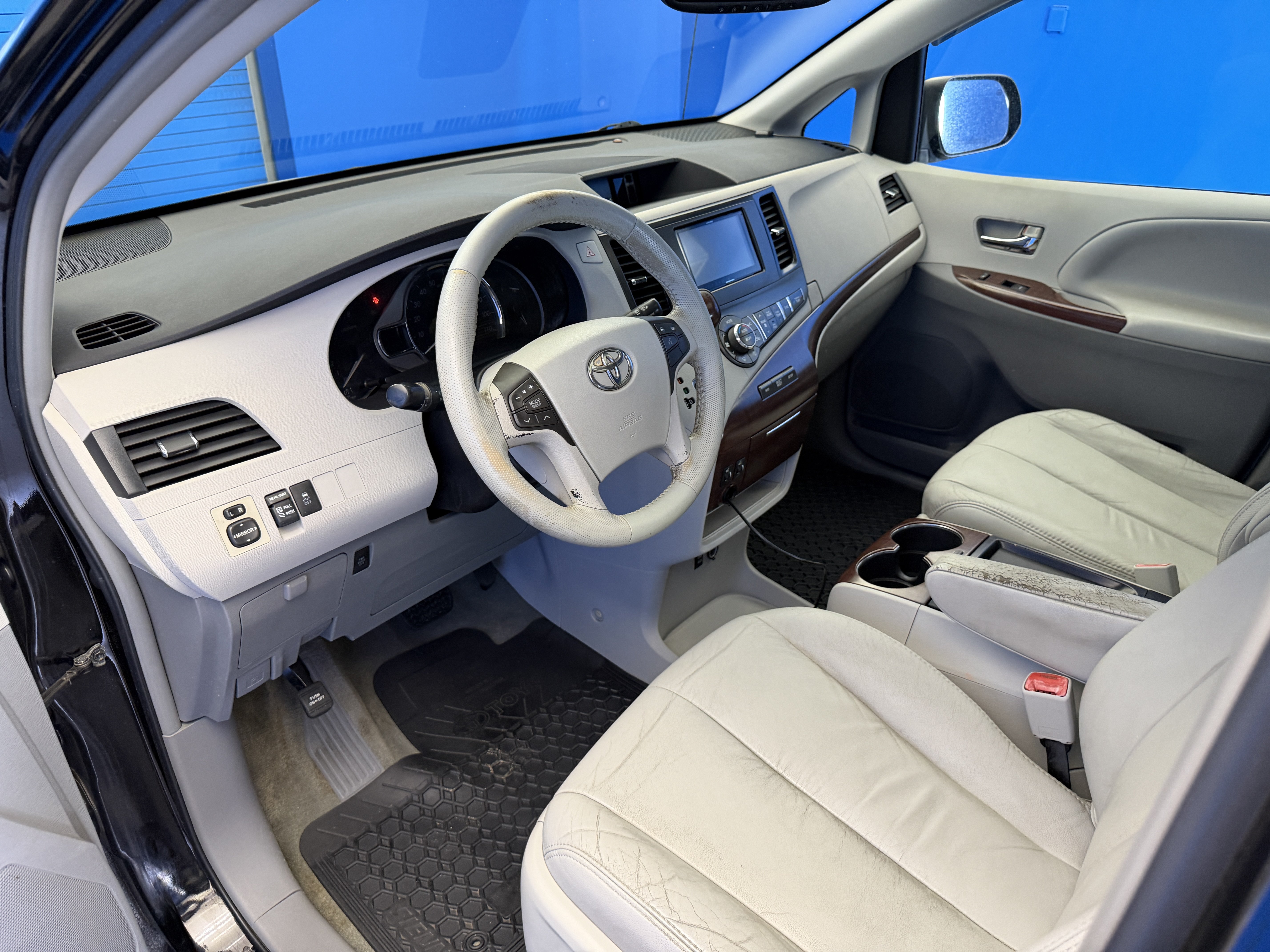 Used 2011 Toyota Sienna XLE FWD image 11
