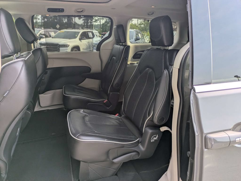 Used 2023 Chrysler Pacifica Limited FWD image 15