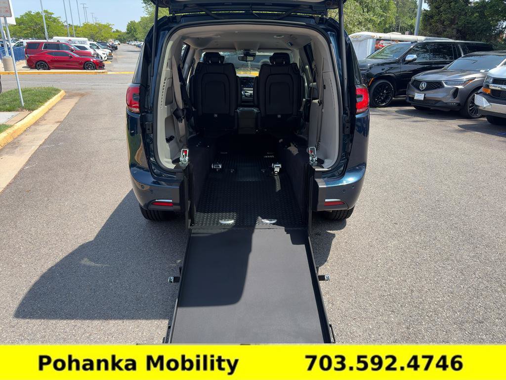 Used 2023 Chrysler Pacifica Touring-L FWD image 5