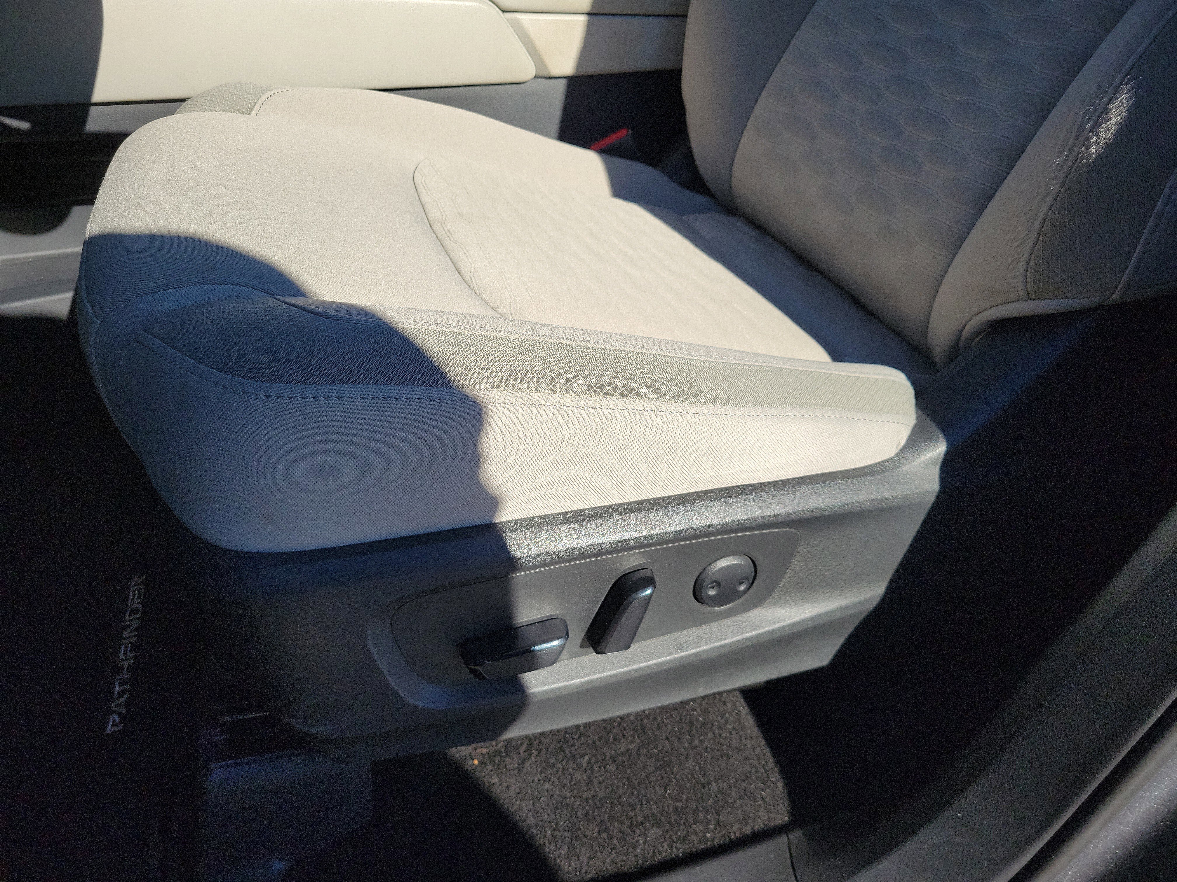 Used 2023 Nissan Pathfinder SV image 14