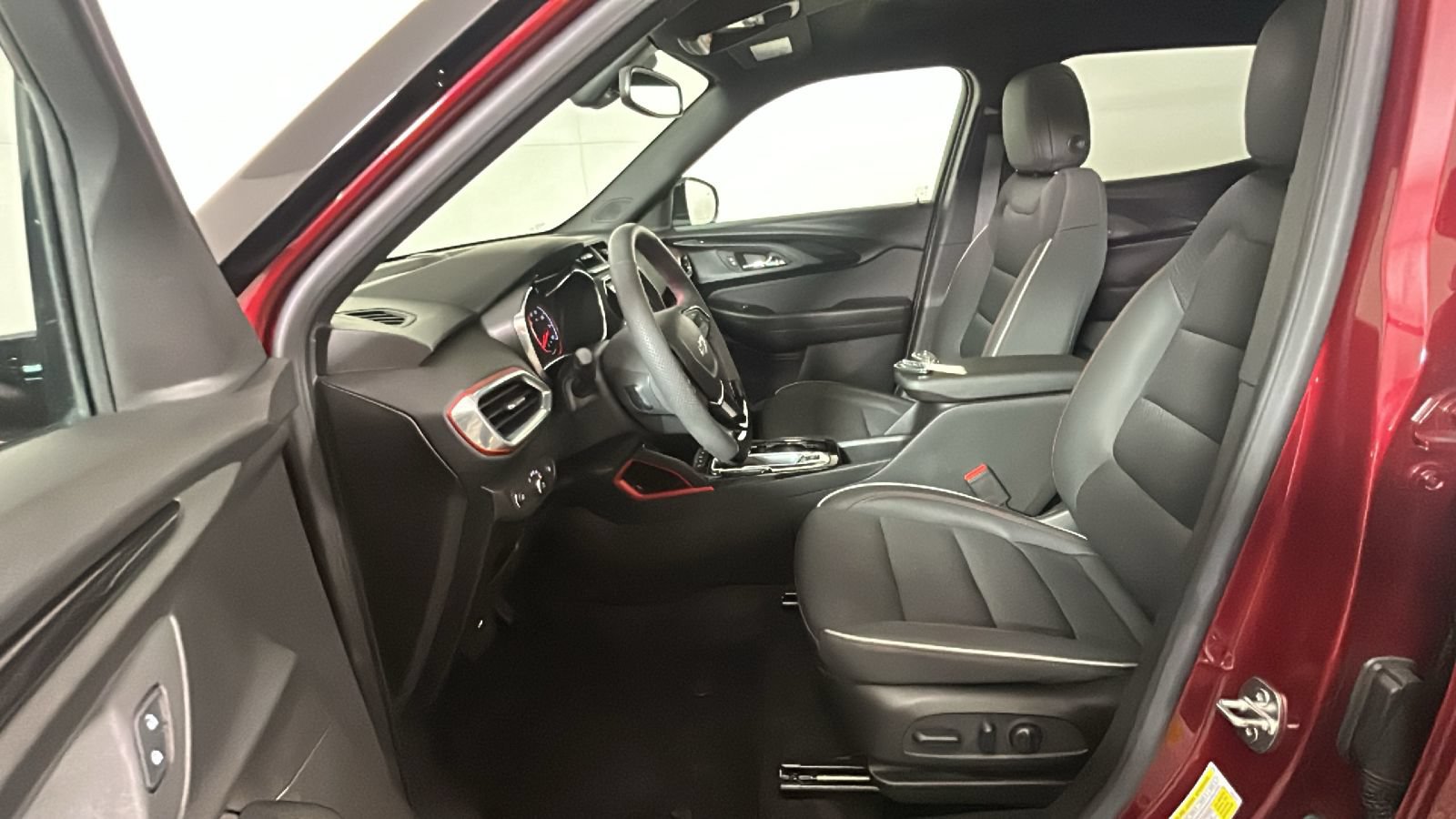 Used 2023 Chevrolet TrailBlazer RS w/ Sun and Liftgate Package FWD image 11