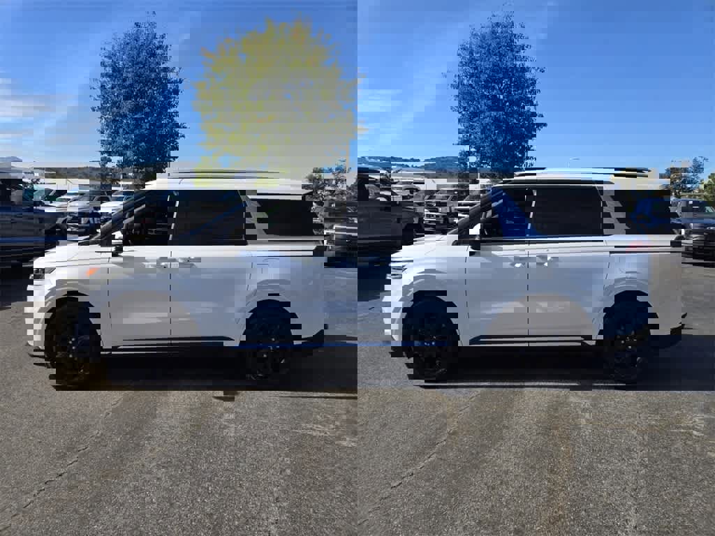 Used 2022 Kia Carnival SX image 2