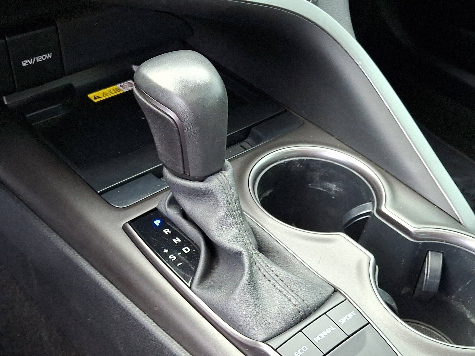 Used 2023 Toyota Camry SE w/ Cold Weather Package FWD image 18