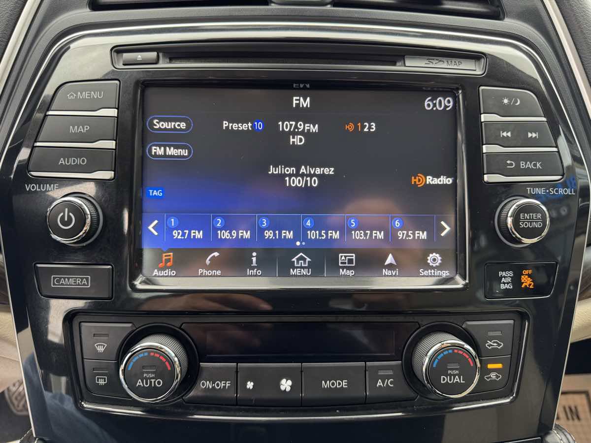 Used 2016 Nissan Maxima Platinum w/ Interior Lighting Package FWD image 17